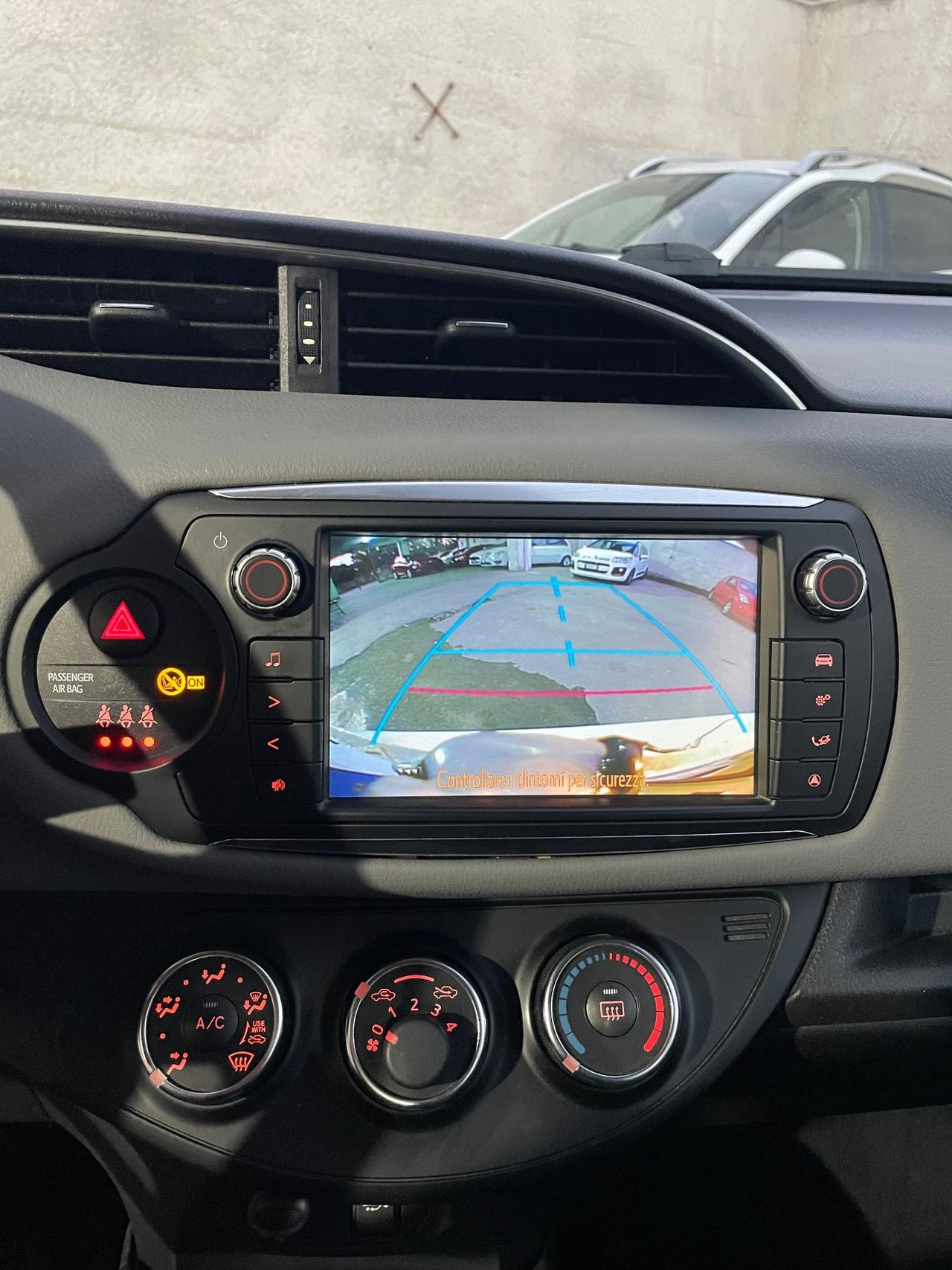 Toyota Yaris 1.0 5 porte Lounge Full navigatore retrocamera dal nord Italia