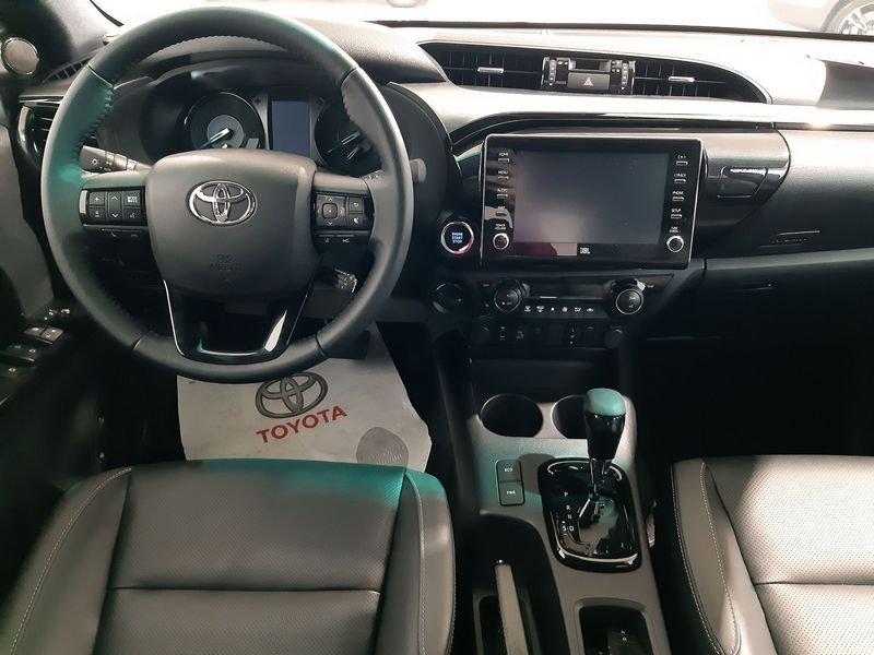 Toyota Hilux 2.8 D A/T 4WD 4 porte Double Cab Invincible