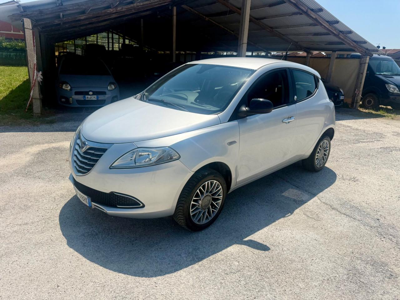 Lancia Ypsilon natural power benzina metano NEOPATENTATI