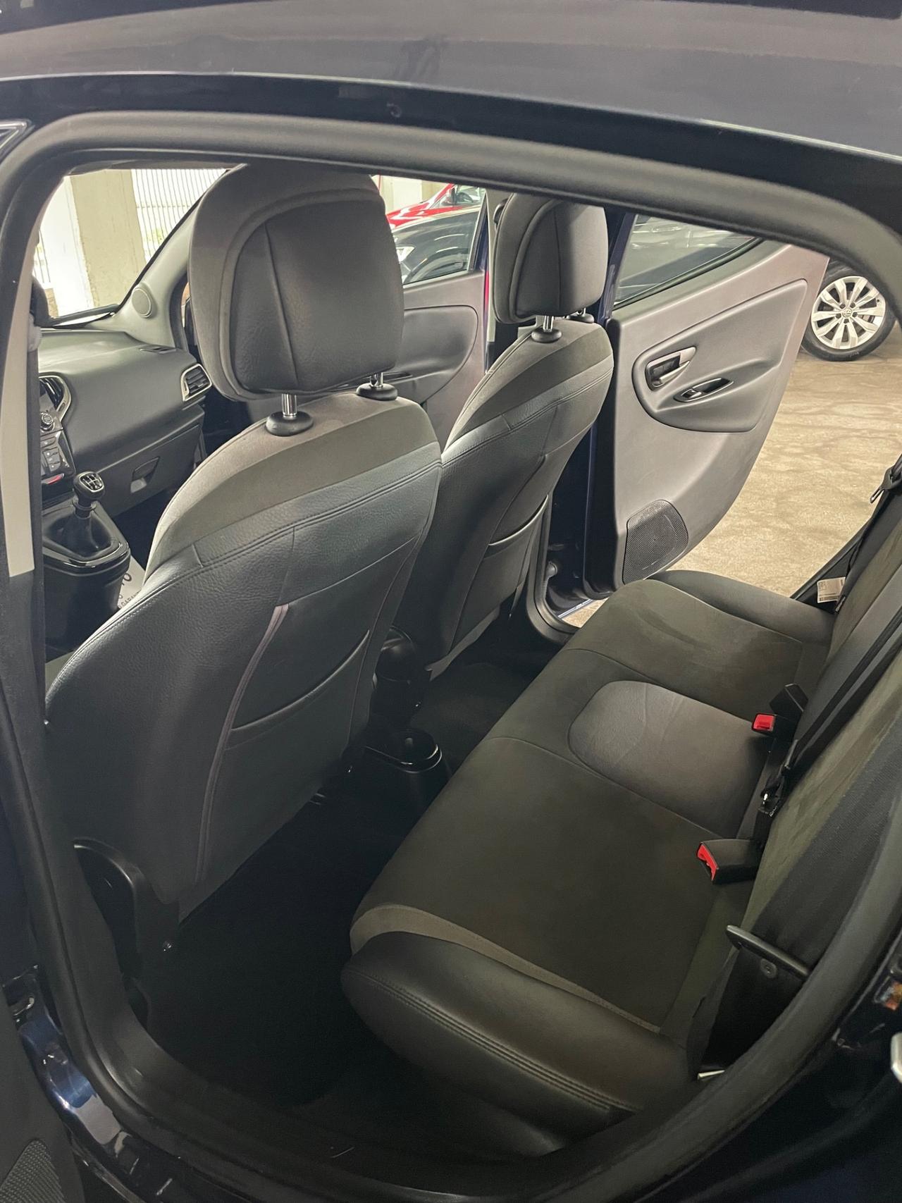 Lancia Ypsilon 1.2 69 CV 5 porte GPL Ecochic Unyca tetto nav sensori pelle