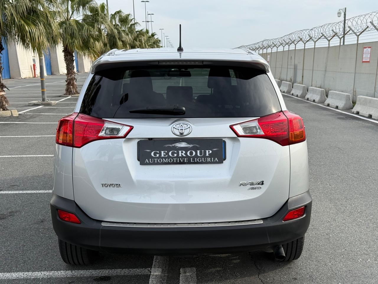 Toyota RAV 4 RAV4 2.0 D-4D 4WD Lounge-4X4-PERMUTABILE