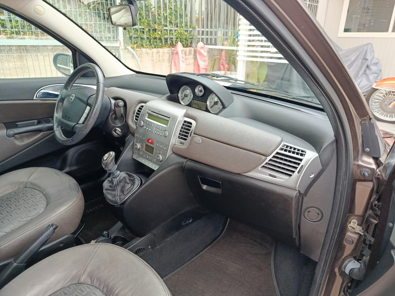 Lancia Ypsilon 1.2 versus