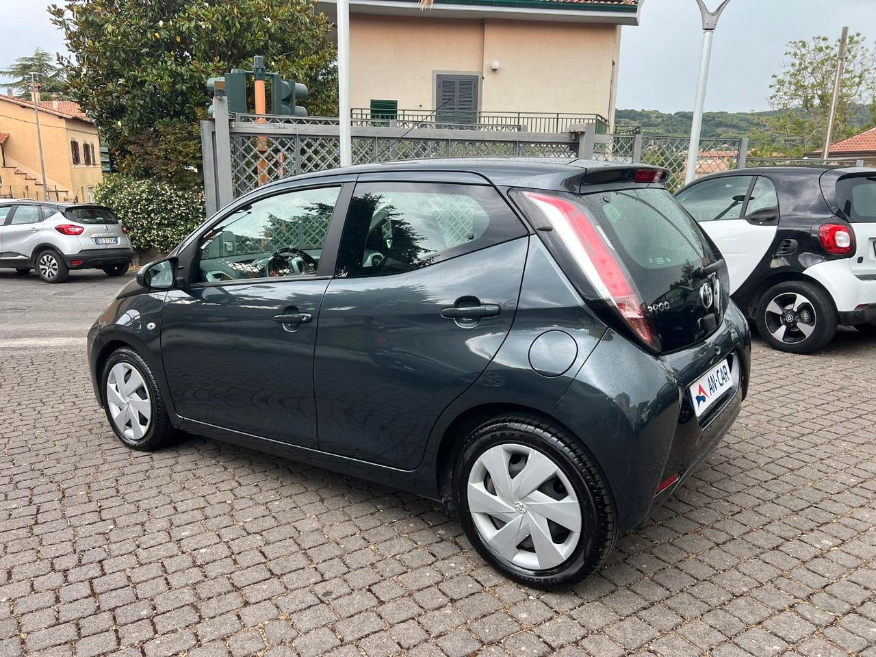 Toyota Aygo 5 Porte 1.0 x-play Automatica