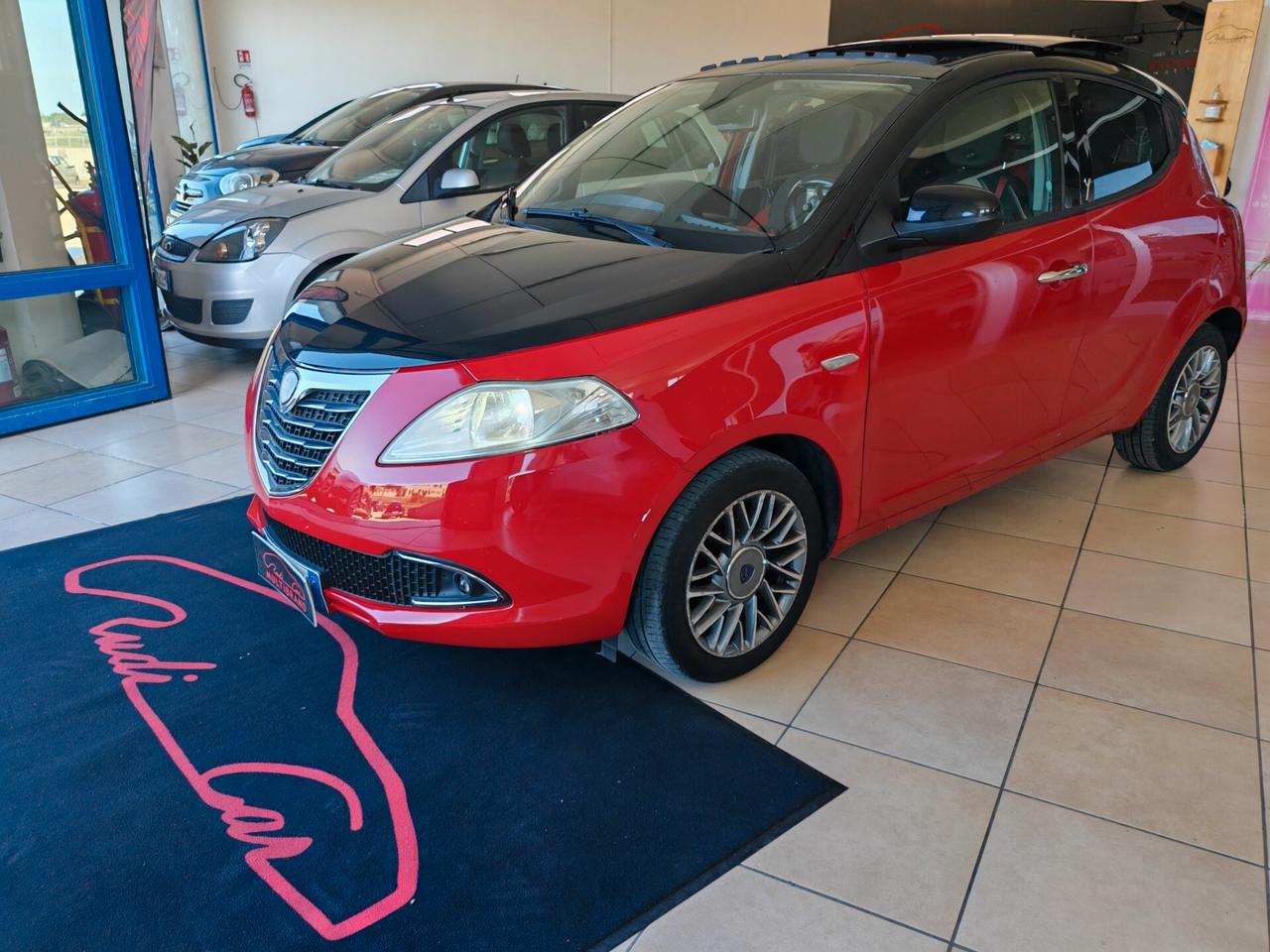 Lancia Ypsilon 1.2 69 CV 5 porte S&S Black&Red