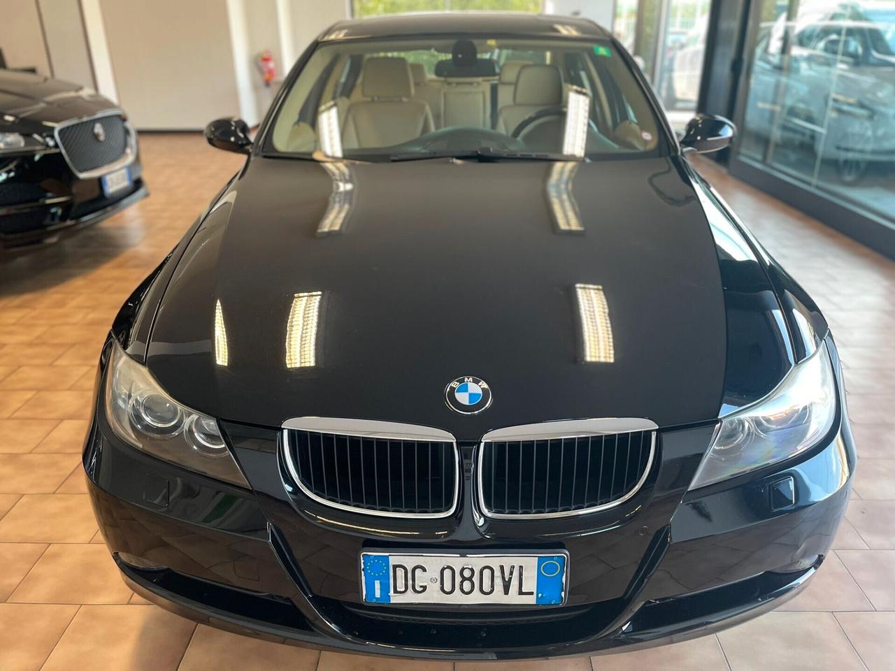 BMW 320 i *NAVI* PELLE*