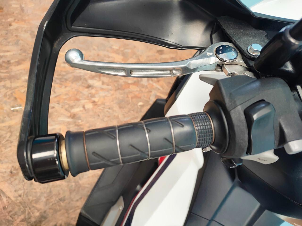 Honda X-ADV 750 con livrea Tricolour HRC