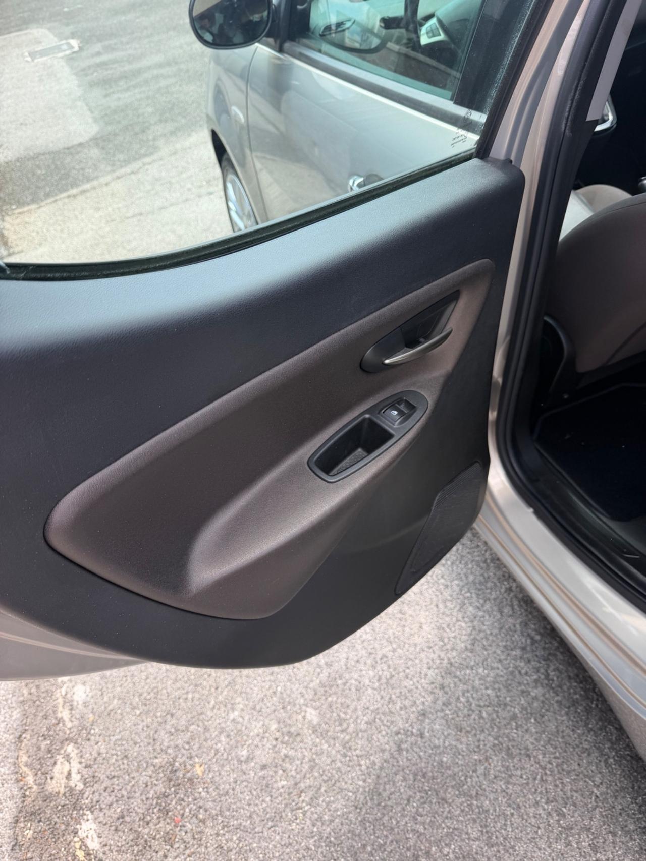 Lancia Ypsilon 0.9 TwinAir 85 CV 5 porte S&S DFN Platinum