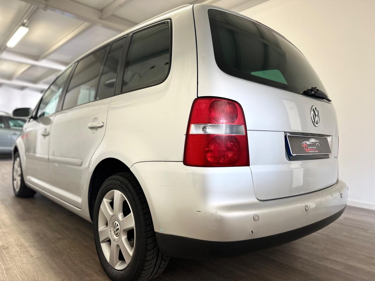 Volkswagen Touran 2.0 16V TDI DSG Highline 7 POSTI