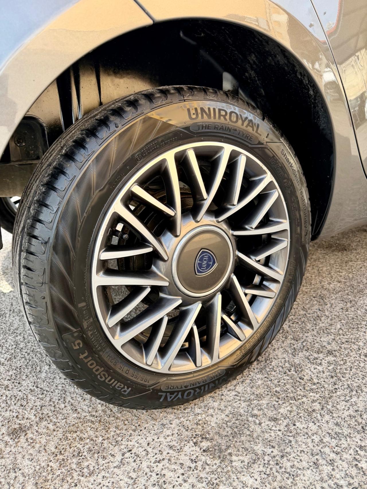 Lancia Ypsilon 1.0 70cv Hybrid Alberta Ferretti 2023