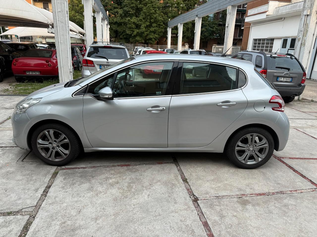 Peugeot 208 1.4 HDi 68 CV 5 porte Allure OK NEOPATENTATI