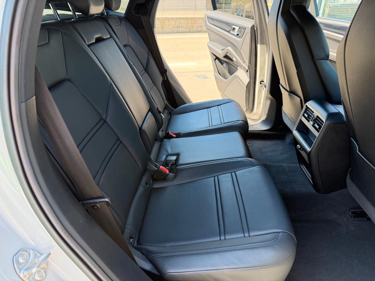 Porsche Cayenne Coupé 3.0 V6 E-Hybrid/scarico/pano/22"/km doc/bollo € super. B pagati