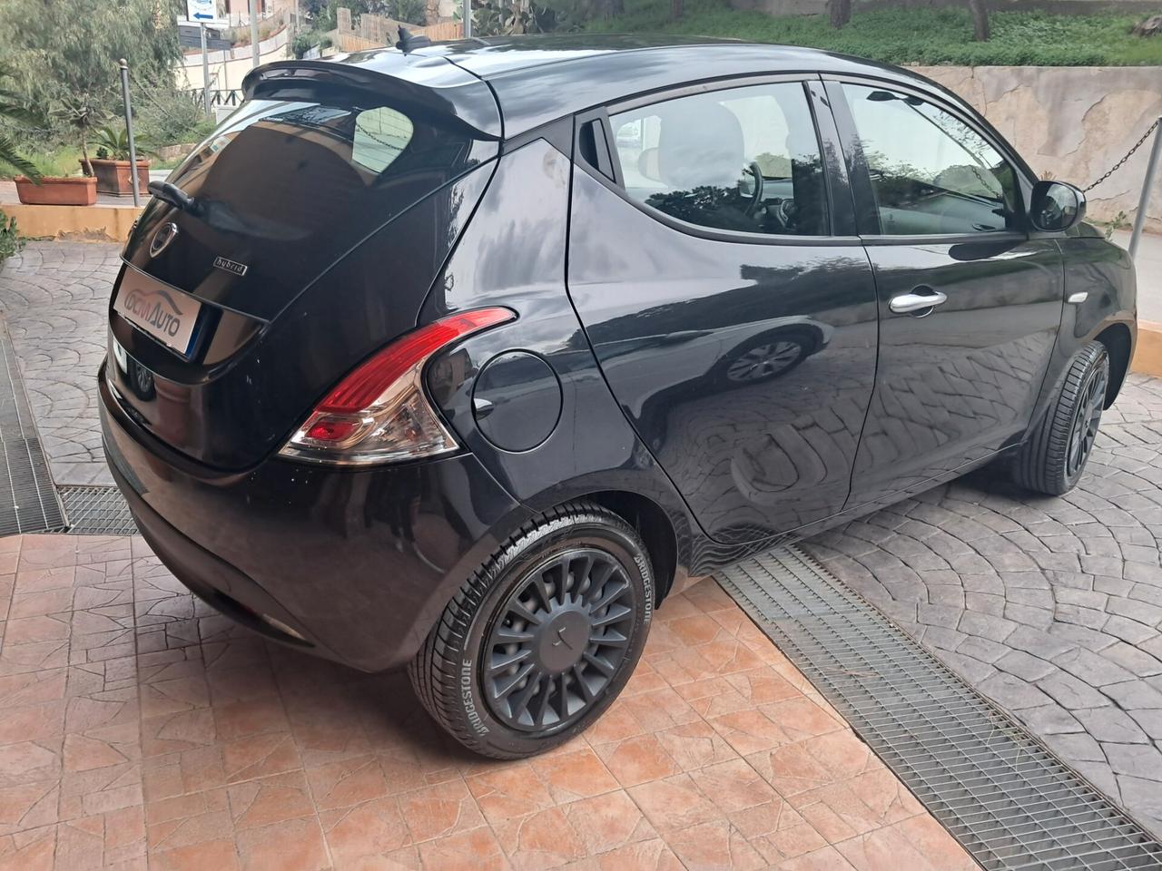 Lancia Ypsilon 1.0 FireFly 5 porte S&S Hybrid Ecochic Silver