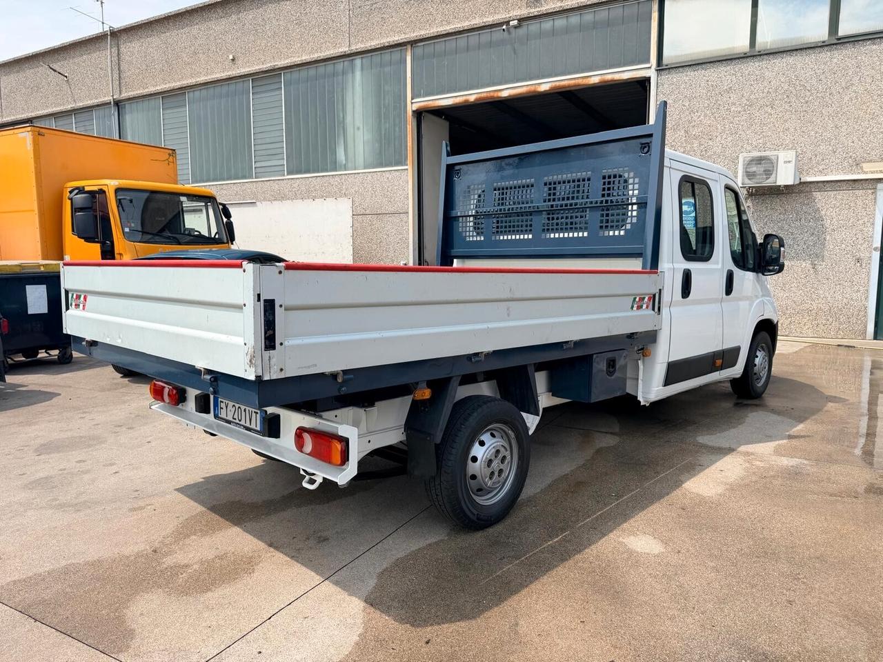 Citroen Jumper 140cv cabina doppia 7 posti con cassone fisso.