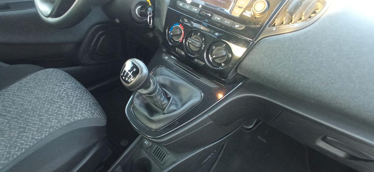 Lancia Ypsilon 1.0 Hybrid