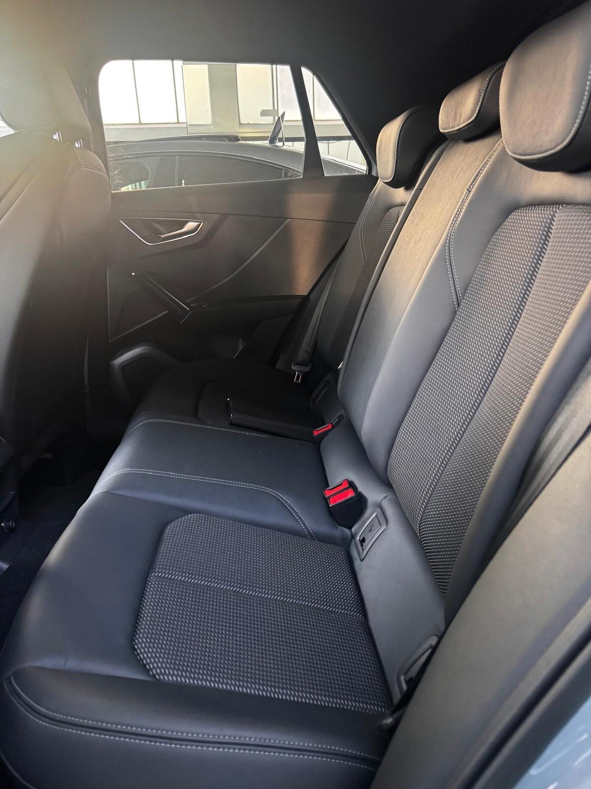 Audi Q2 35 TDI S tronic Identity Black