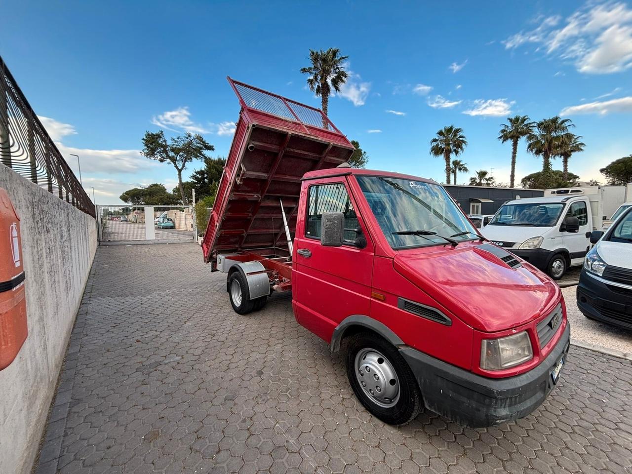 Iveco Daily 35.8 Ribaltabile Trilaterale – Affidabile e Pronto al Lavoro