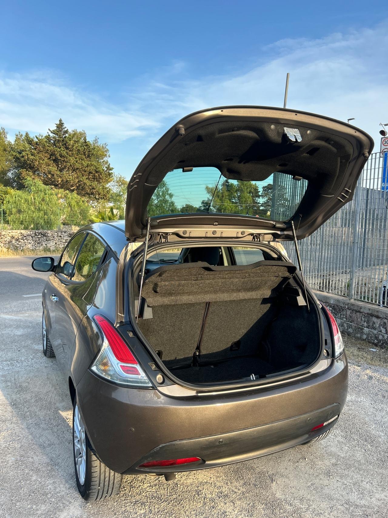 Lancia Ypsilon 1.3 MJT 5 porte-2012