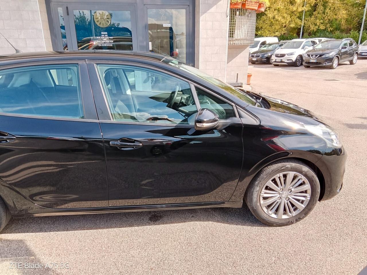 Peugeot 208 1.2 benzina Neopatentati
