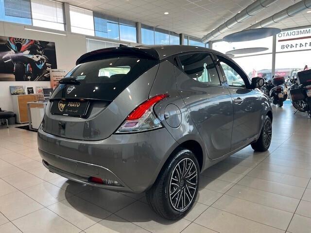 Lancia Ypsilon 1.0 firefly hybrid Silver