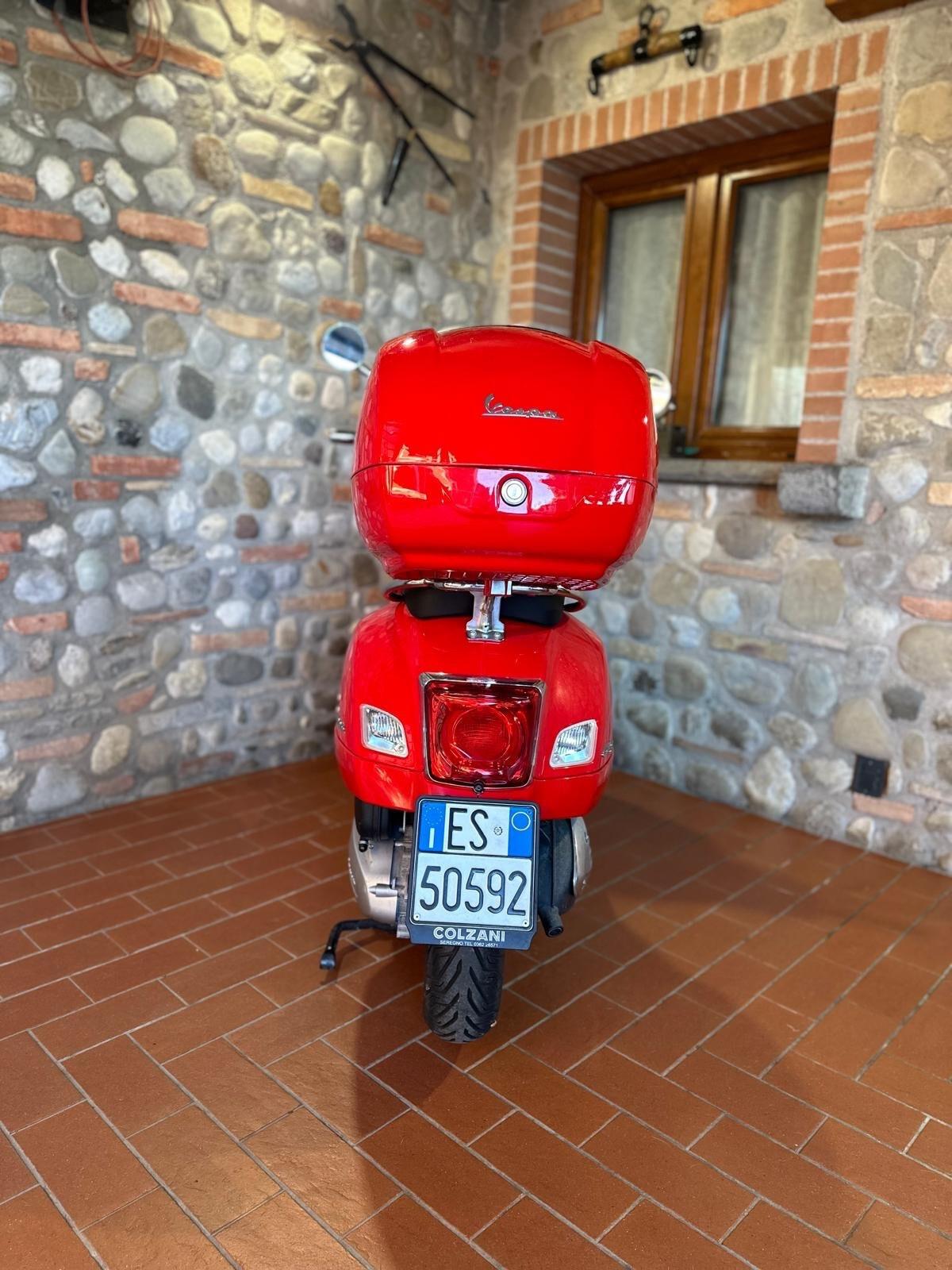 Piaggio Vespa 300 GTS hpe Vespa GTS 300 hpe