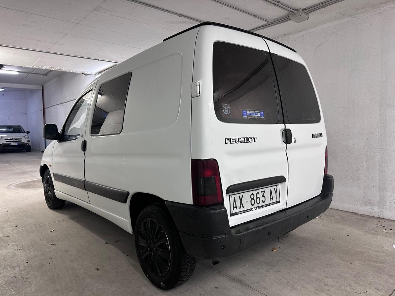 Peugeot Ranch 1.9 Diesel anno 1997 con 180.000 km Vettura utilizzata da un solo locatore, in ordine di tutto ! Furgoncino piccolo dai consumi ridotti Cabina comunicante, In aggiunta 4 cerchi gommati. Verrà consegnata con tagliando preconsegna Si valut