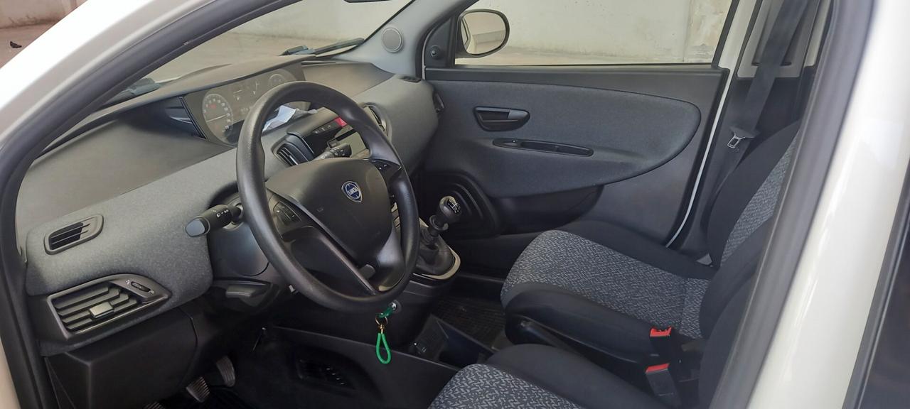 Lancia Ypsilon 1.0 FireFly 5 porte S&S Hybrid Silver