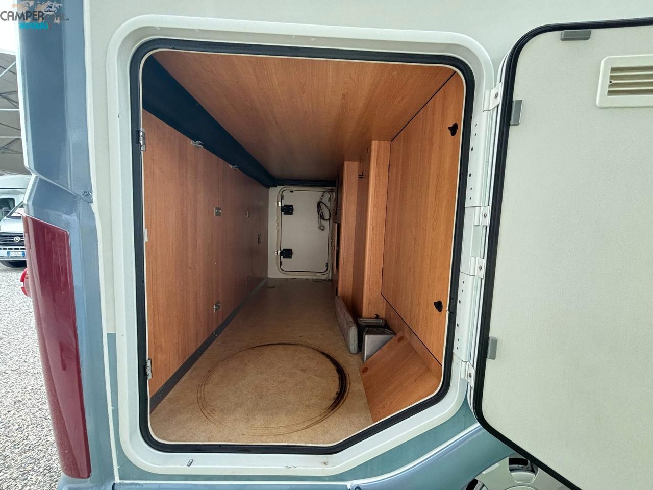 LAIKA X 595 C VAN - Semintegrale con letto matrimoniale in coda e garage (volume interno 68x103 )