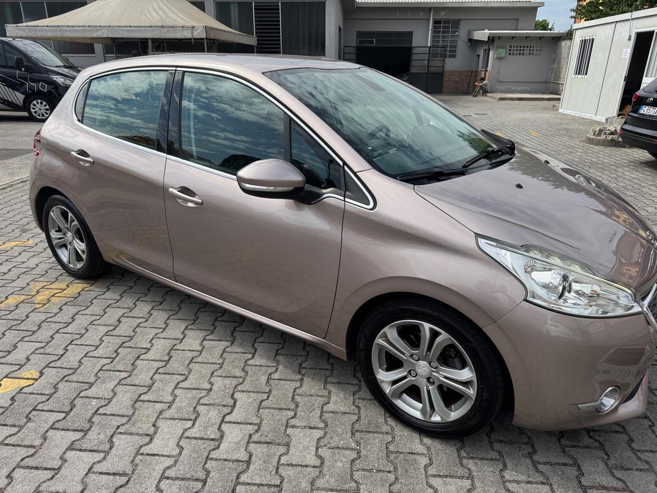 Peugeot 208 1.4 e-HDi 92 CV 5 porte neopatentati