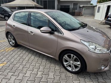 Peugeot 208 1.4 e-HDi 92 CV 5 porte neopatentati