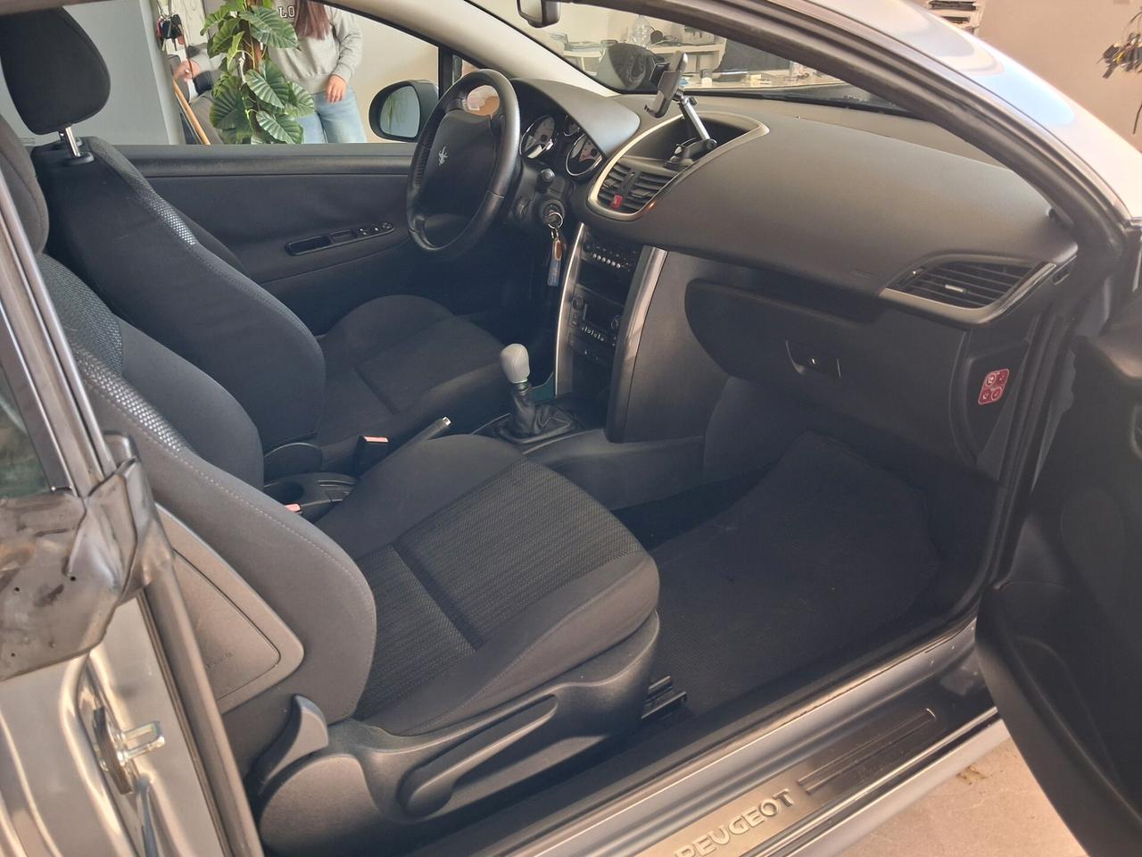 Peugeot 207 1.6 8V HDi 112CV CC Féline