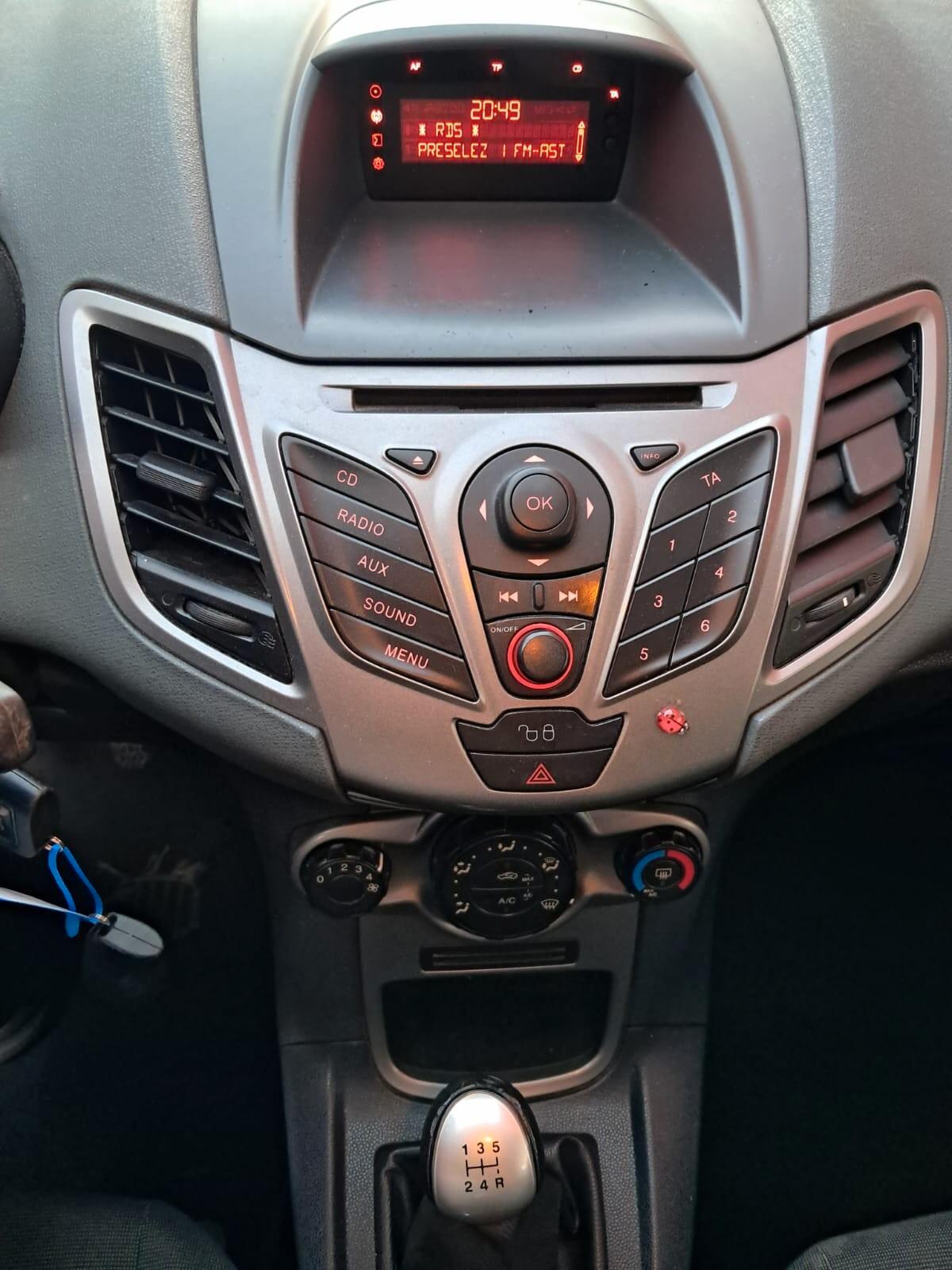 Ford Fiesta 1.4 TDCi 5p. Titanium neopatentati