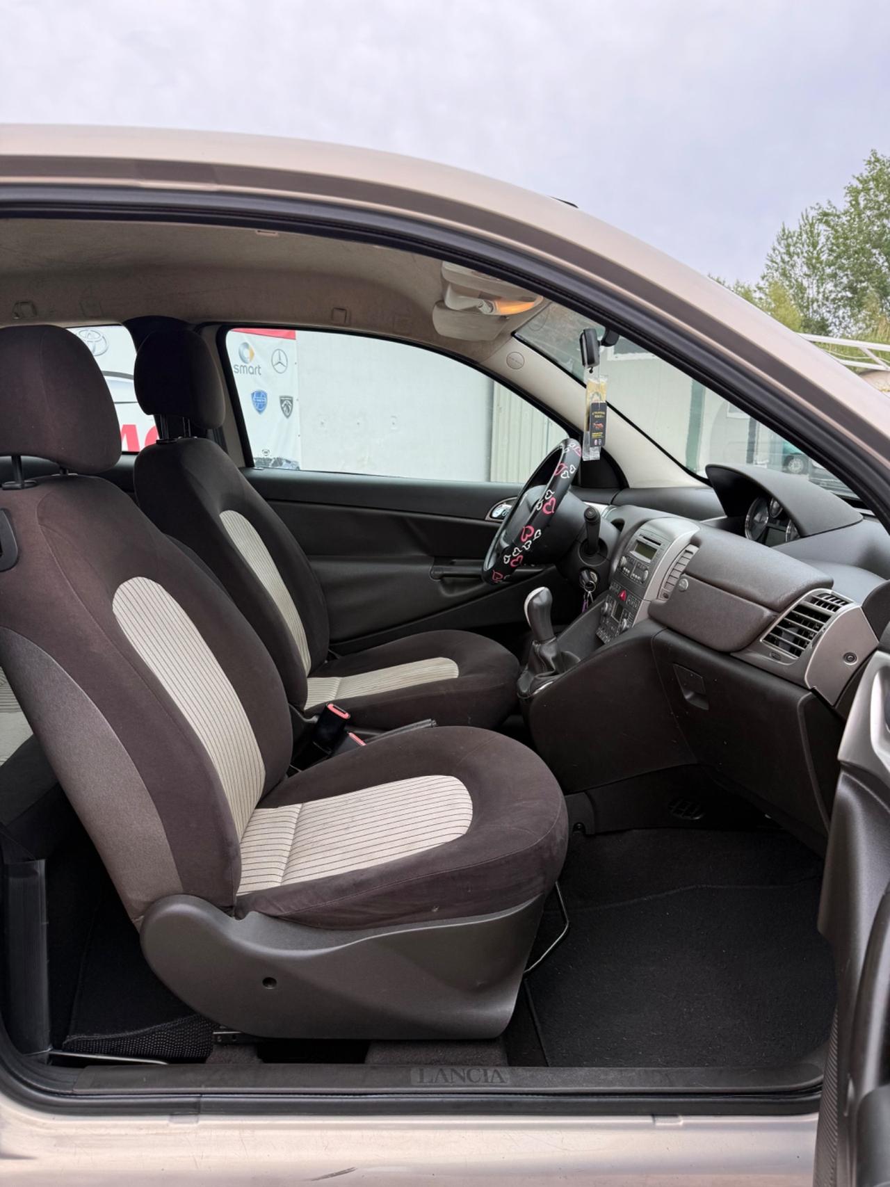 Lancia Ypsilon 1.3 MJT 75 CV Platino