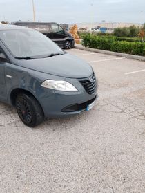 Lancia Ypsilon 0.9 TwinAir 85 CV 5 porte Metano Ecochic Silver