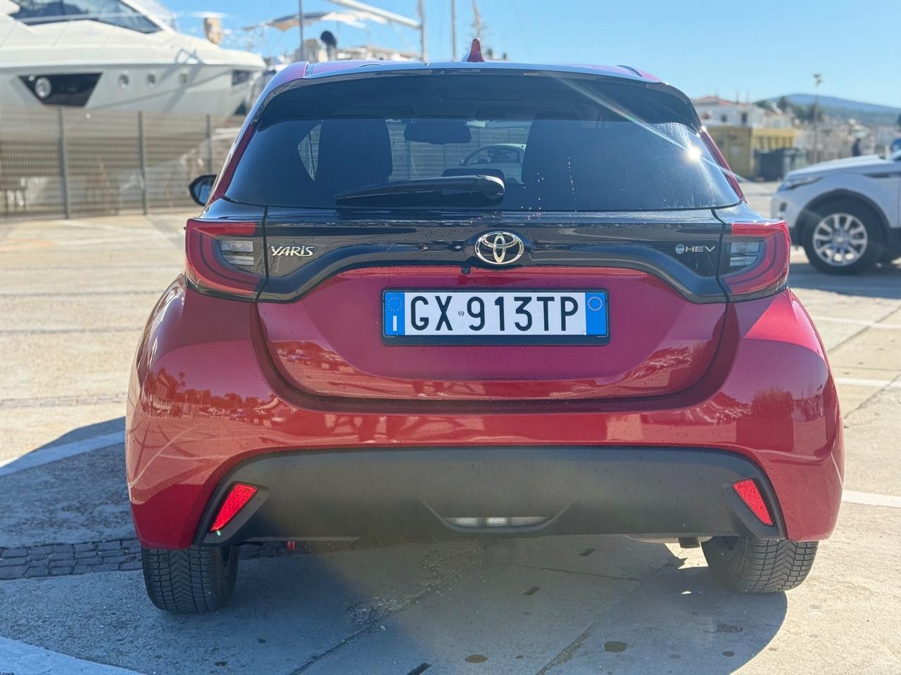 Toyota Yaris 1.5 Hybrid 5 porte red 2025