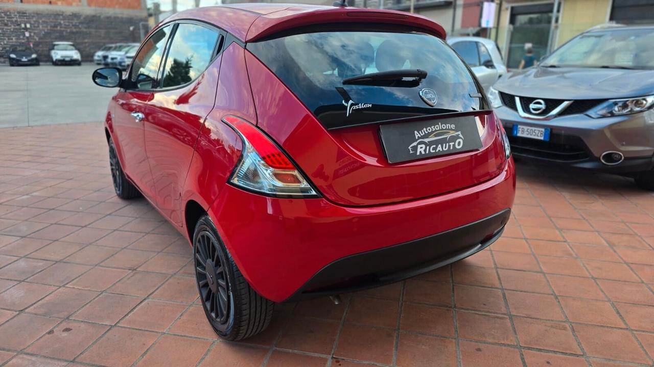 Lancia Ypsilon 1.0 FireFly 5 porte S&S Hybrid Ecochic Silver