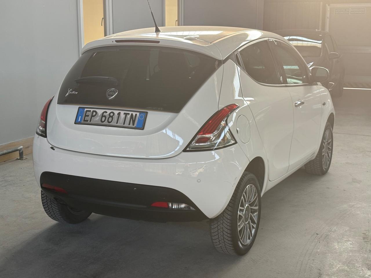 Lancia Ypsilon 0.9 TwinAir 85 CV 5 porte Metano Ecochic Silver
