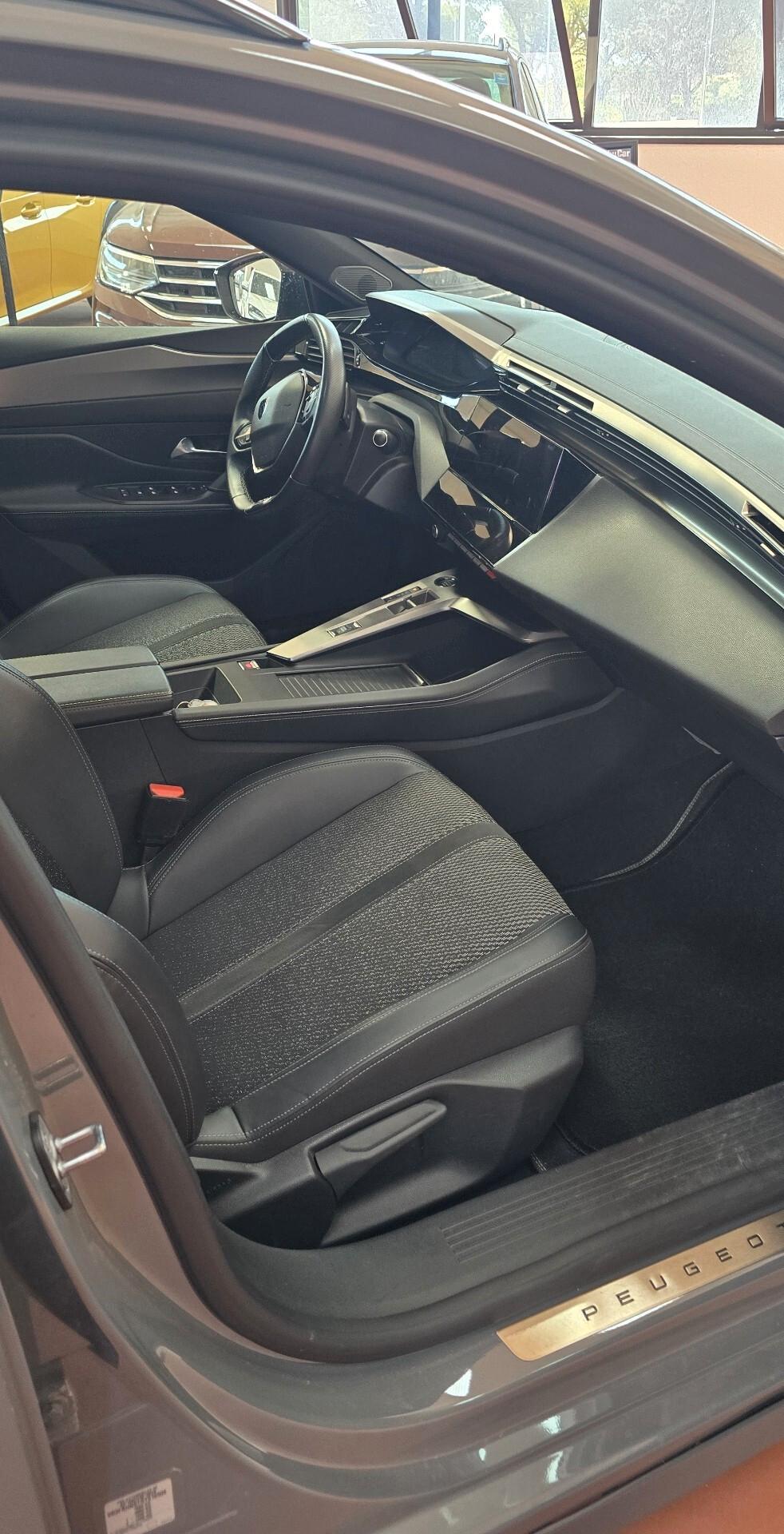 Peugeot SW 1.2 PureTech 130 CV S&S EAT8 GT – Eleganza, Spazio e Tecnologia Premium