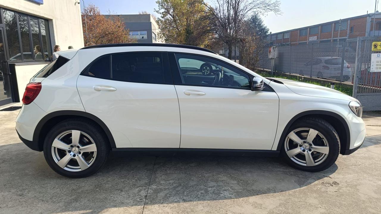 MERCEDES-BENZ GLA 200 d Automatic Business
