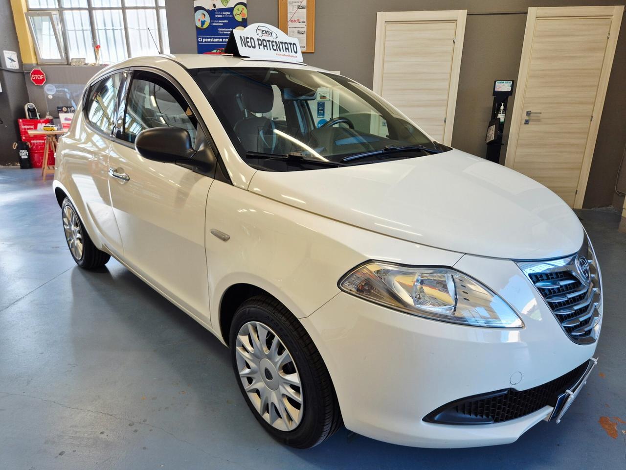 Lancia Ypsilon 1.2 69 CV 5 porte SILVER