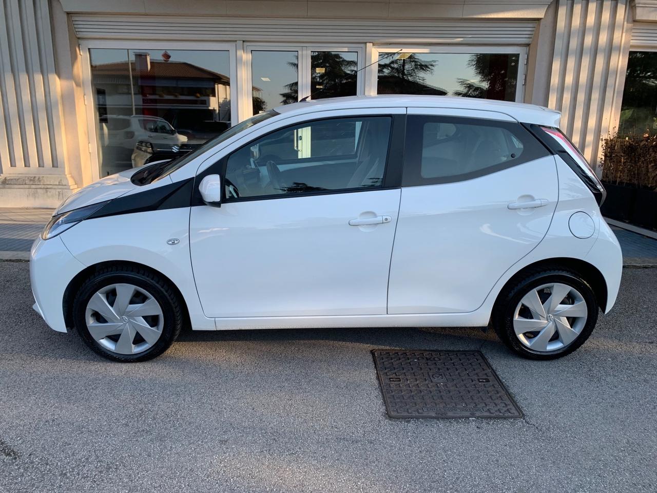 Toyota Aygo 1.0 VVT-i 69 CV 5 porte x-play MMT