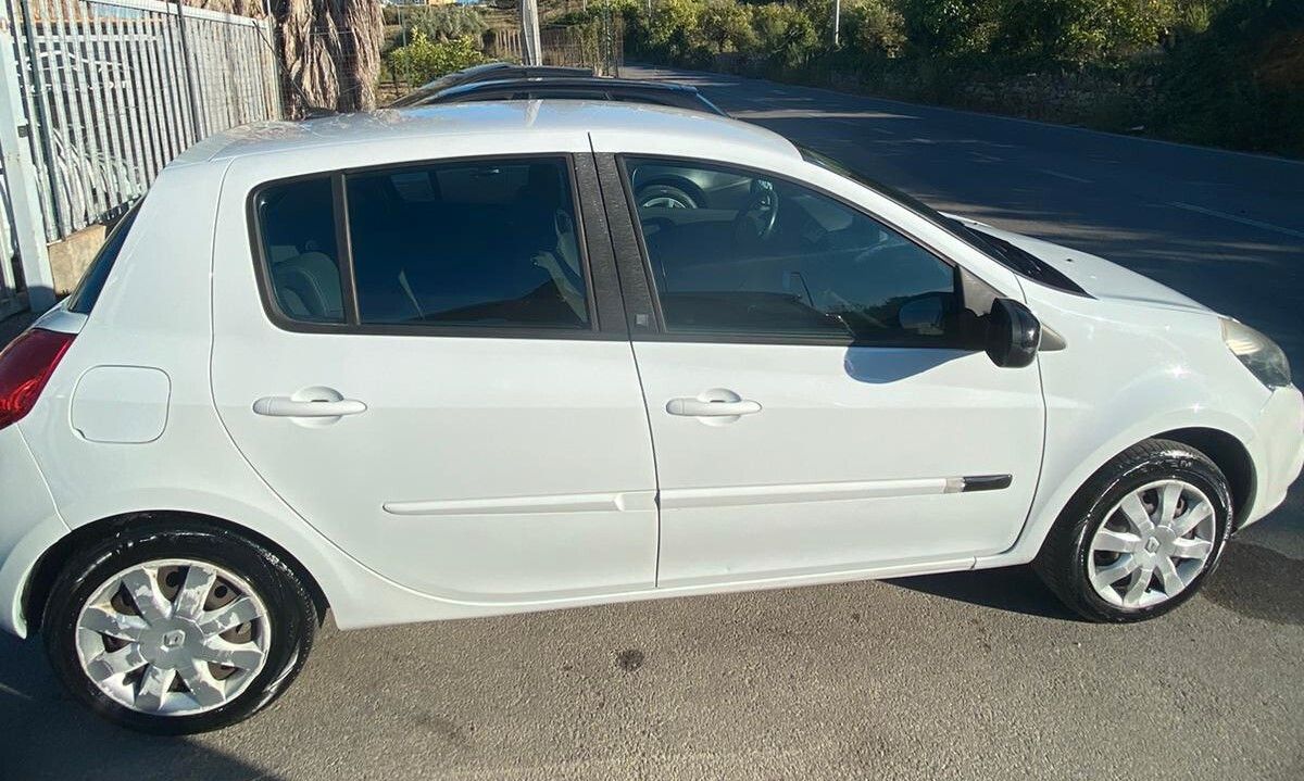 Renault Clio 2010 photo 4