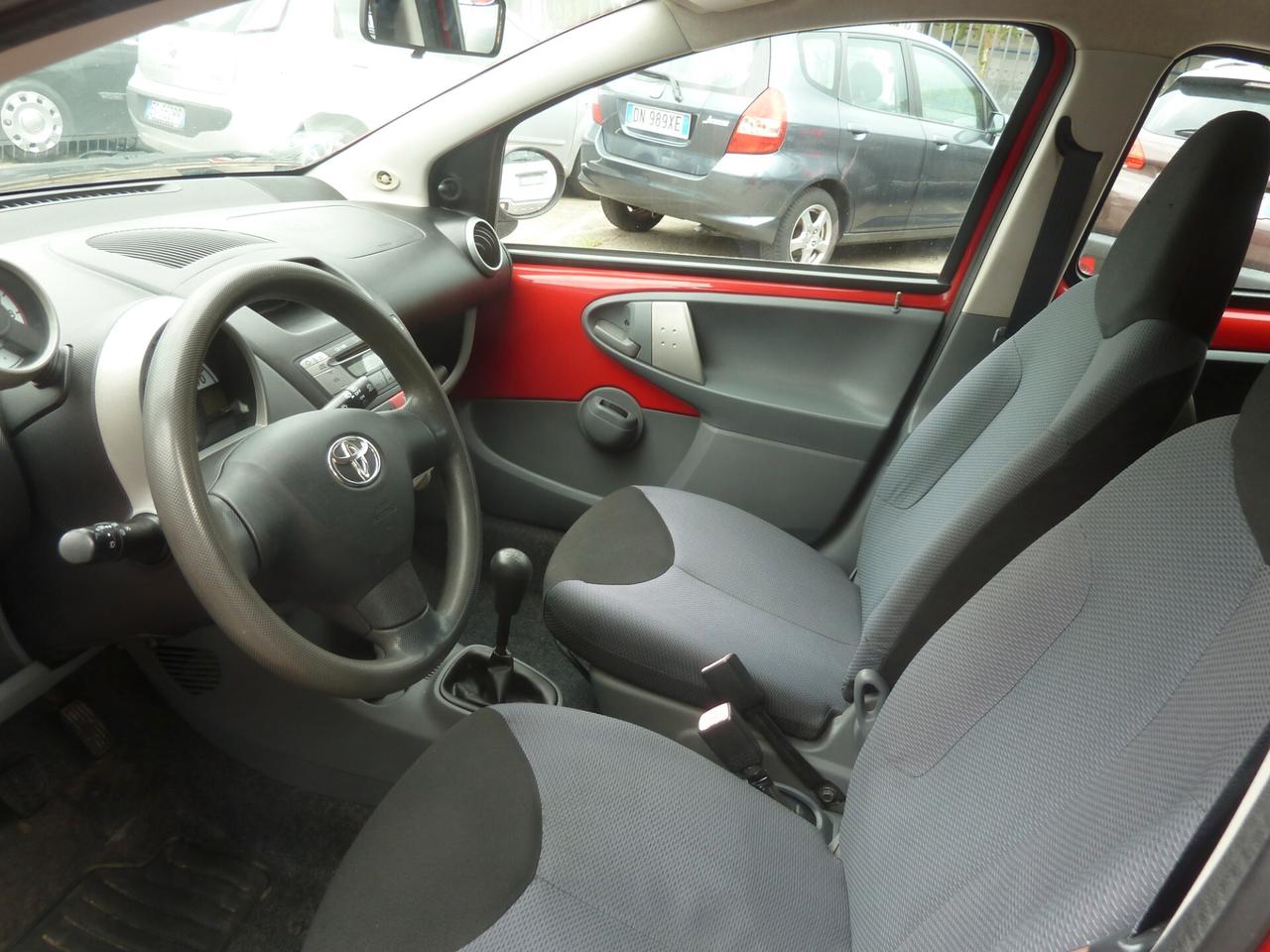 Toyota Aygo 1.0 12V VVT-i 5 porte Ok Neopatentati