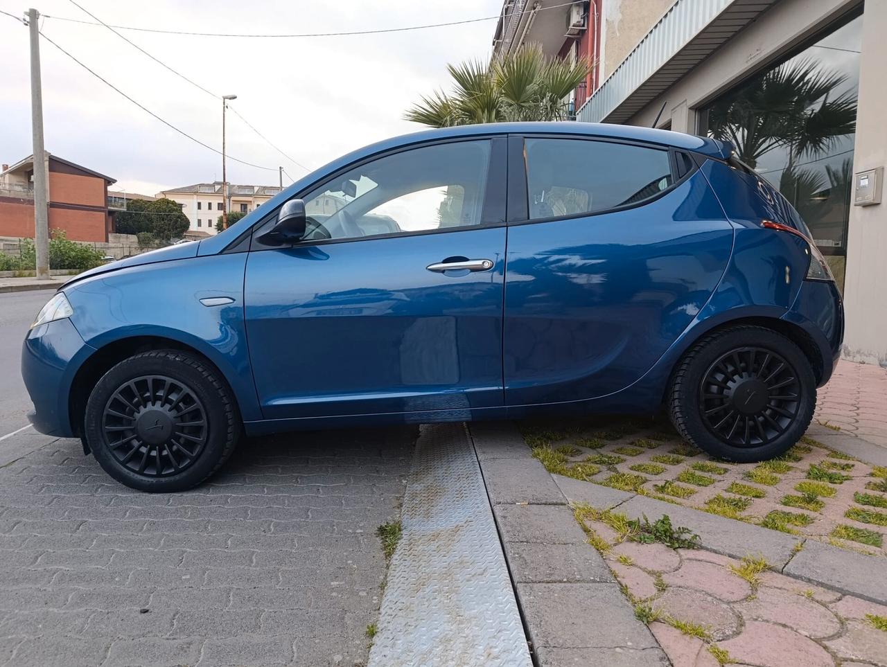 Lancia Ypsilon 1.0 FireFly 5 porte S&S Hybrid Silver