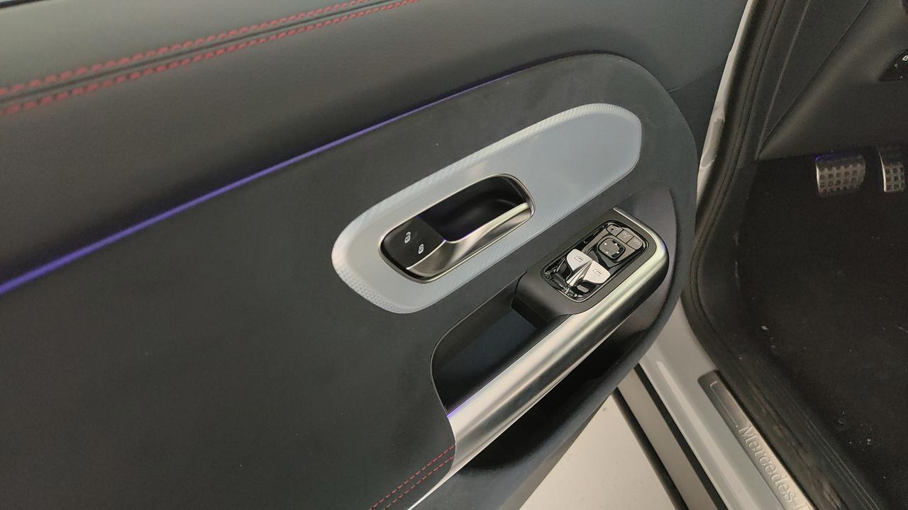 Mercedes-Benz GLB 250+ con tecnologia EQ