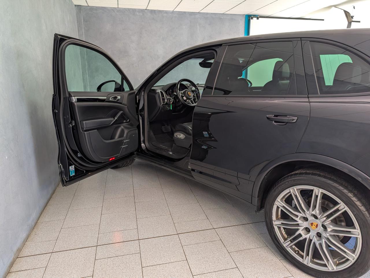 Porsche 3.0 Tiptronic Platinum Edition