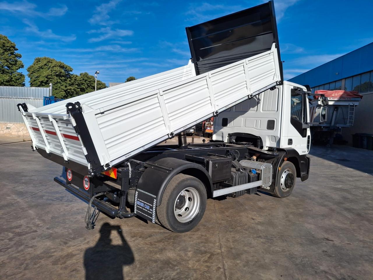 Iveco 120 e 25 ribaltabile passo 3105 con bloccaggio differenziale EURO 5