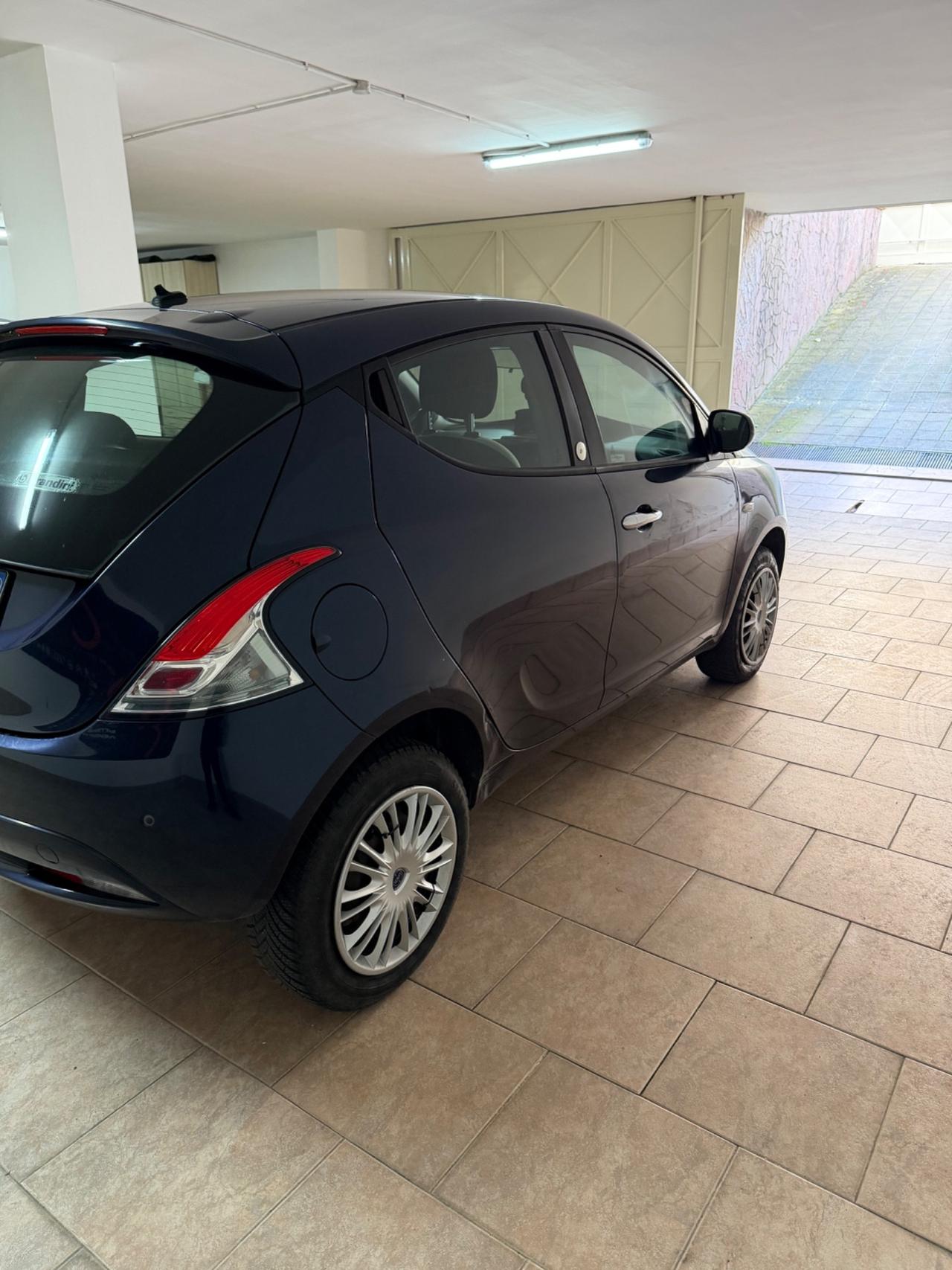 Lancia Ypsilon 0.9 TwinAir 85 CV 5 porte Metano Ecochic Platinum