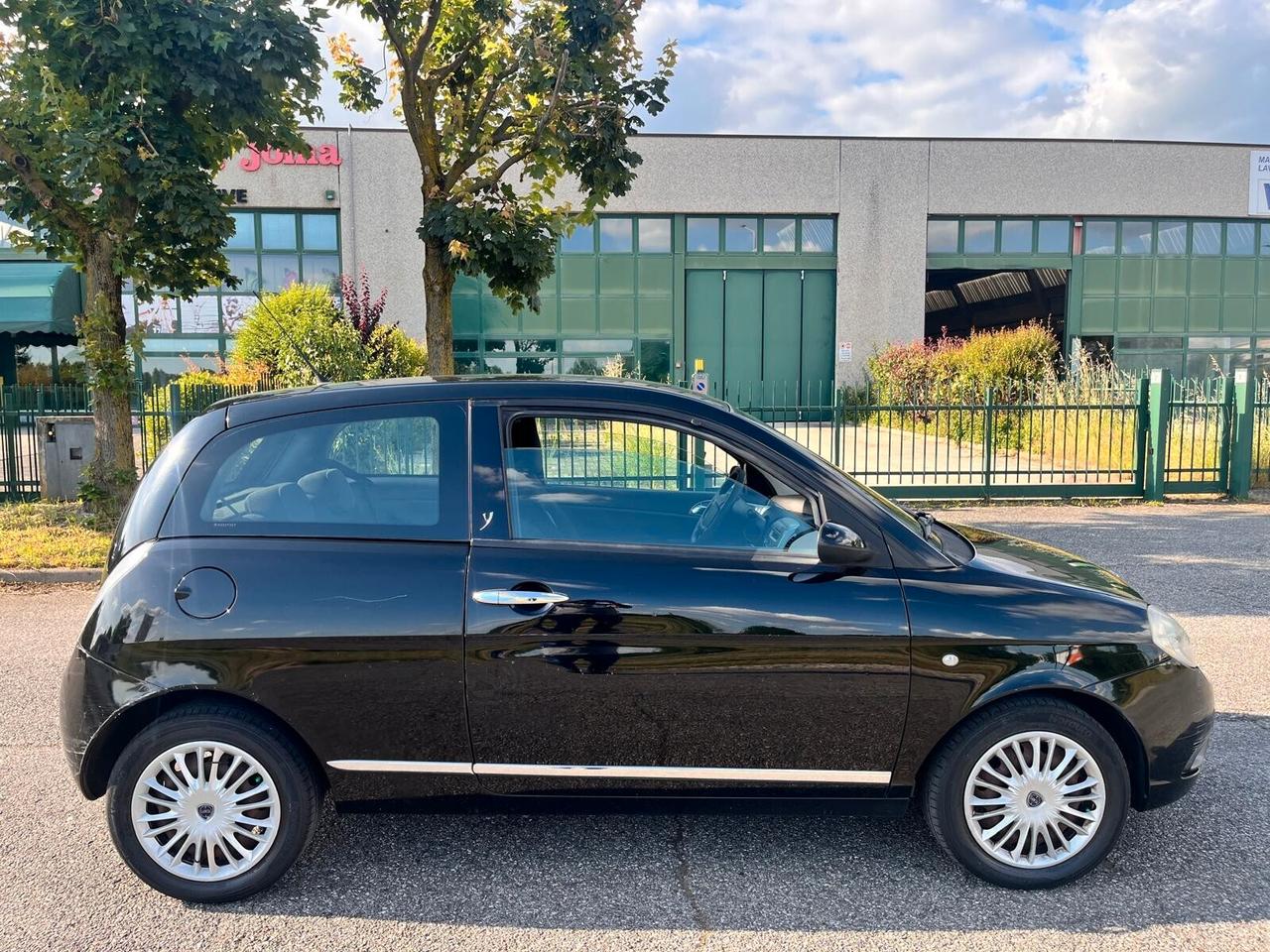 Lancia Ypsilon 1.2 versus