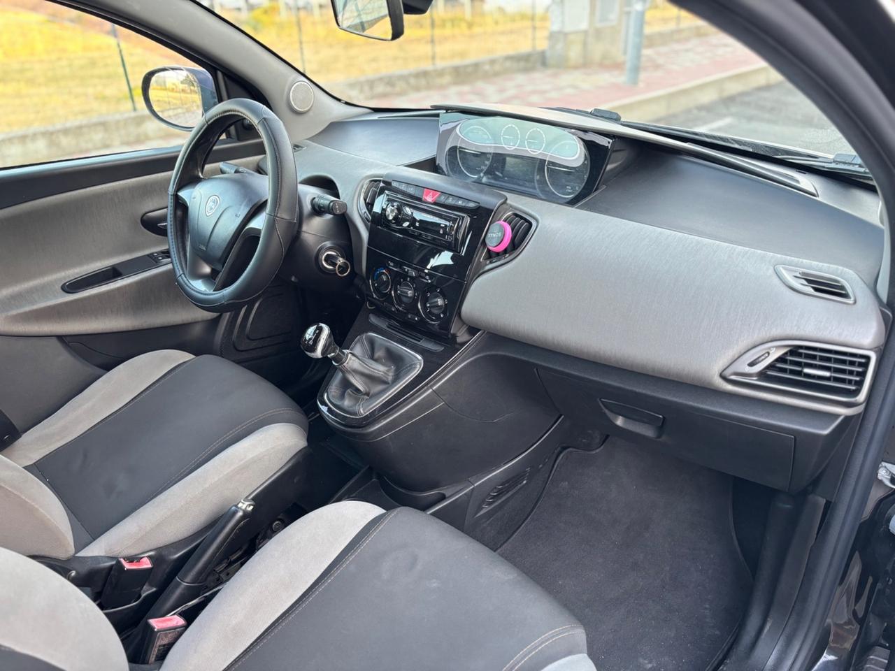 Lancia Ypsilon 1.3 MJT 75 CV Unyca