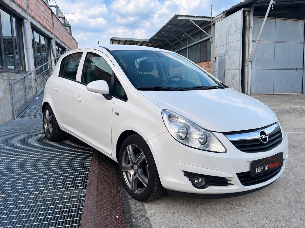 Opel Corsa D 1.2 80cv Enjoy Benzina e GPL Fabbrica